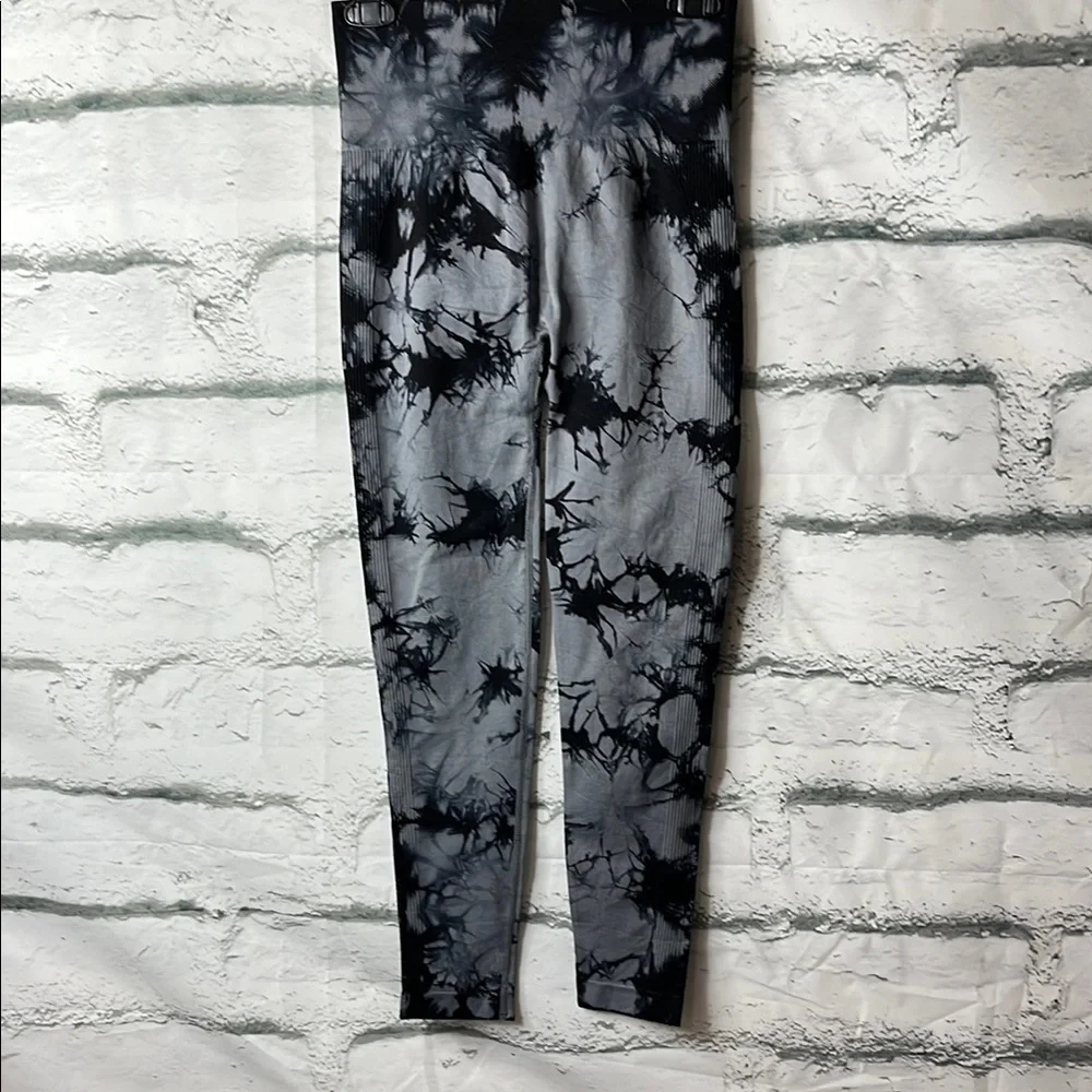 Grey and Black Tie-Dye Scrunch Butt Leggings. NIP - Picture 2 of 4